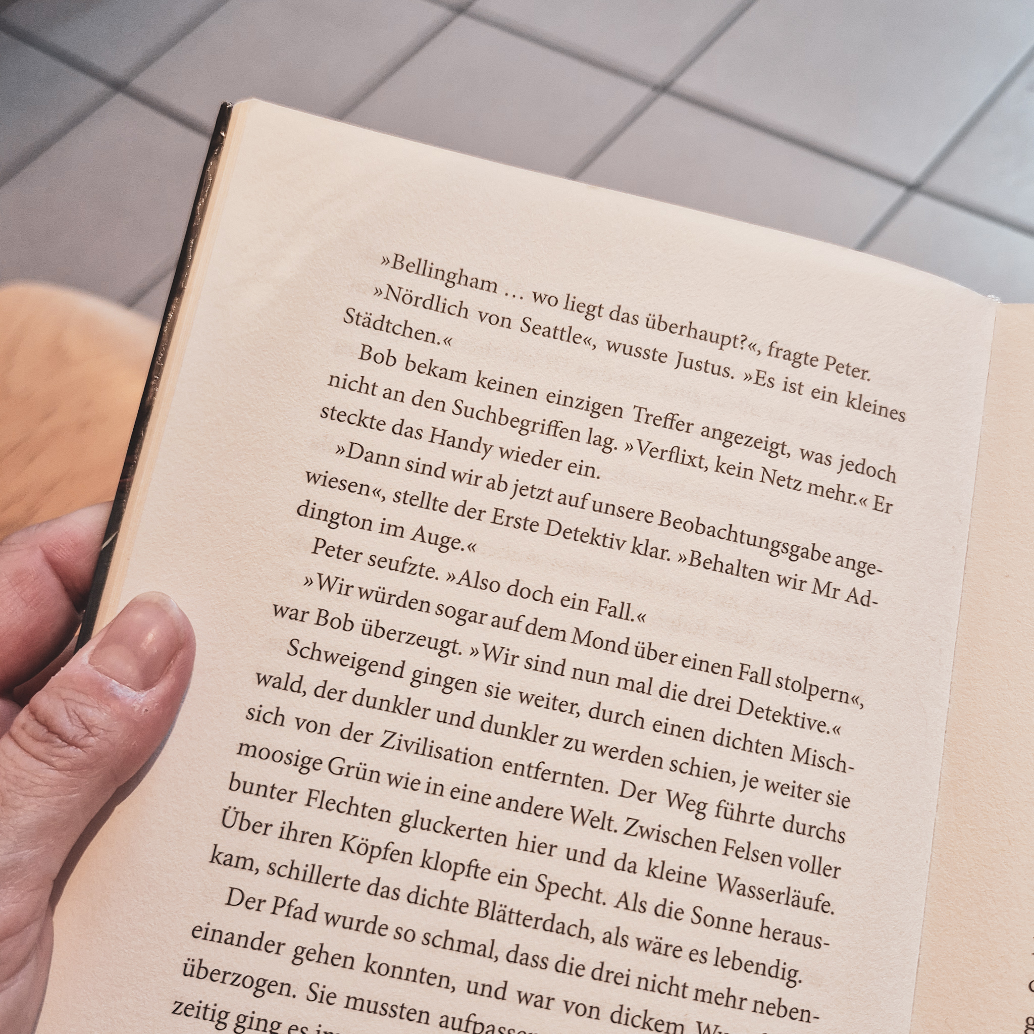 Die Seite eines aufgeschlagenen Buches