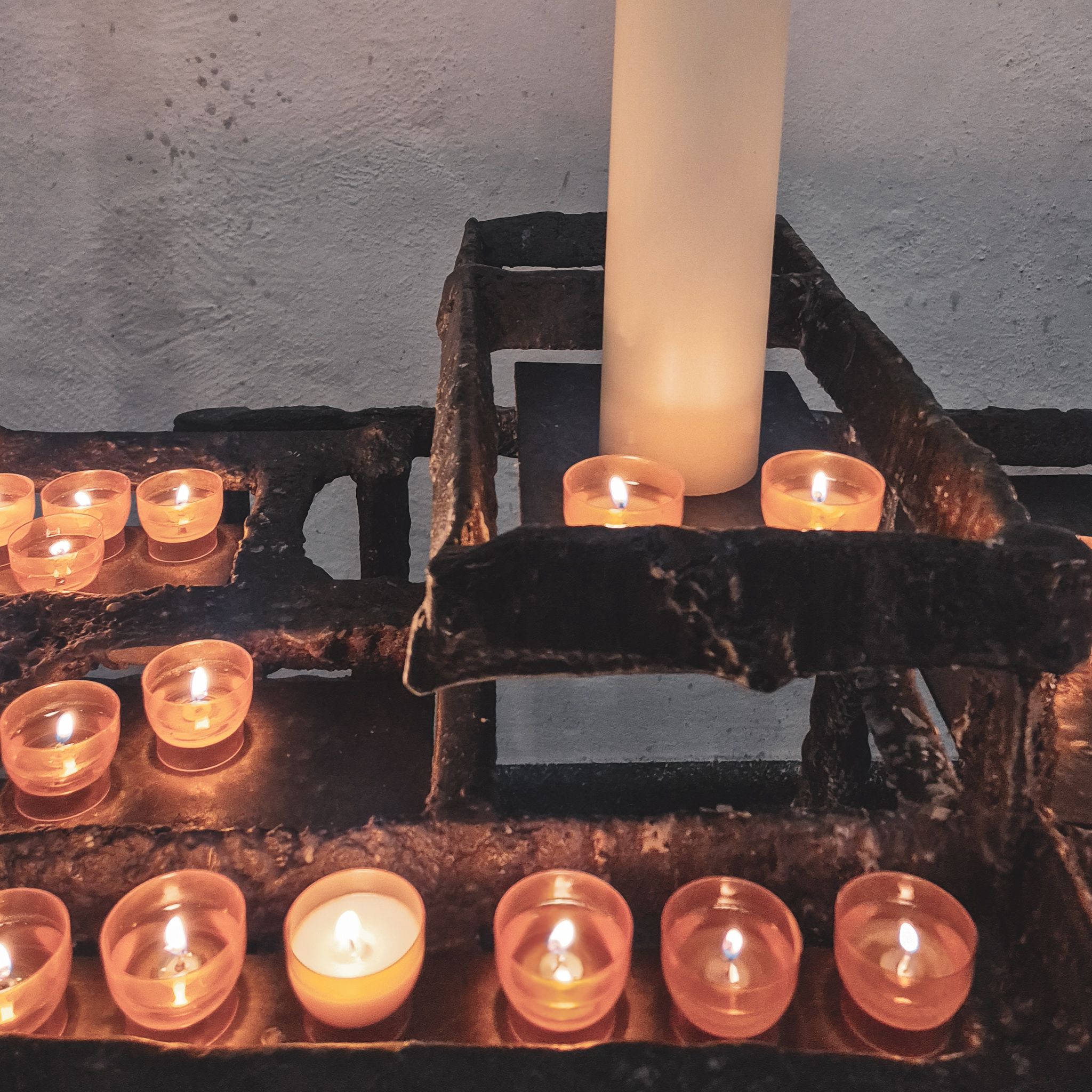 Gedenkkerzen in einer Kirche