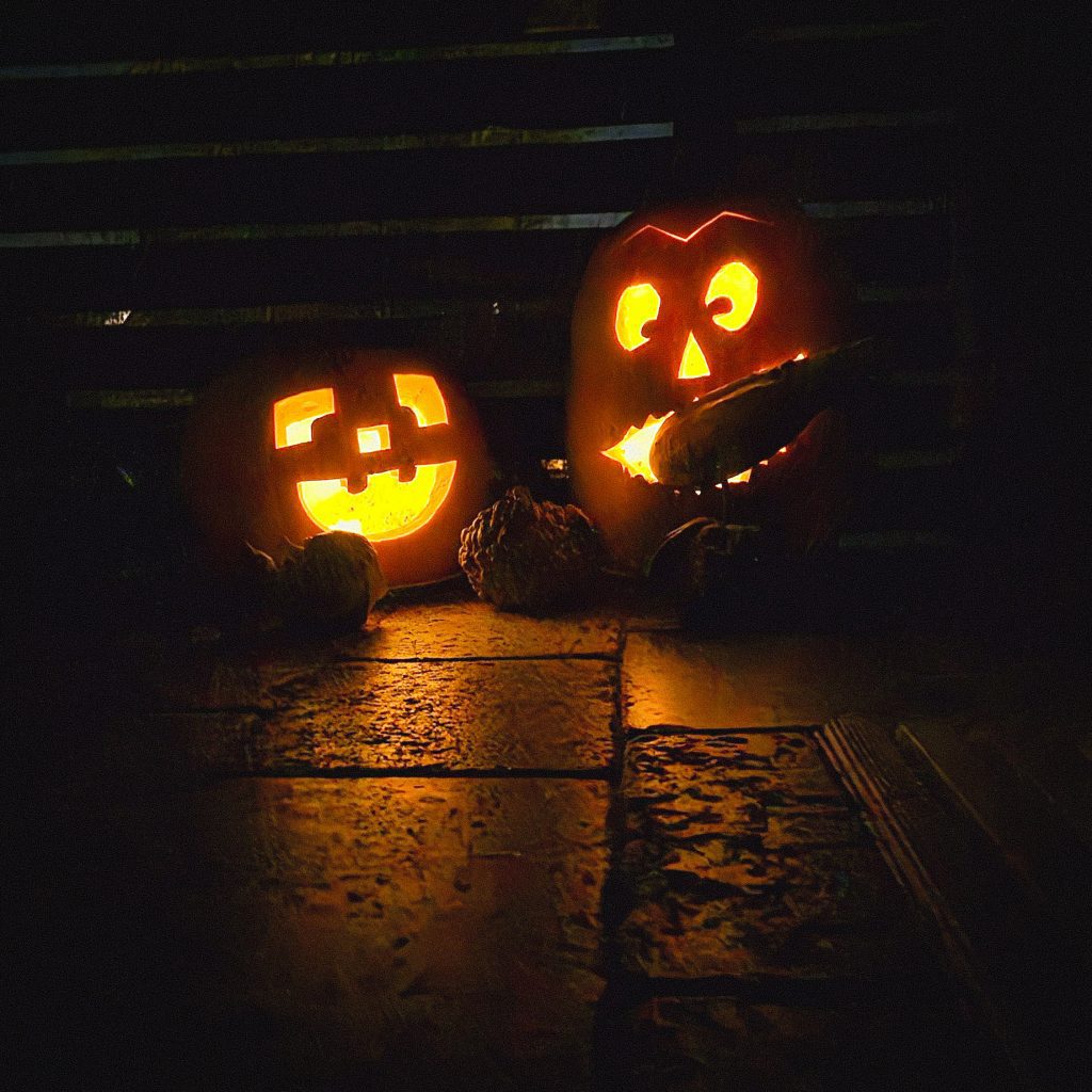 zwei Halloweenkürbisse im Dunkeln