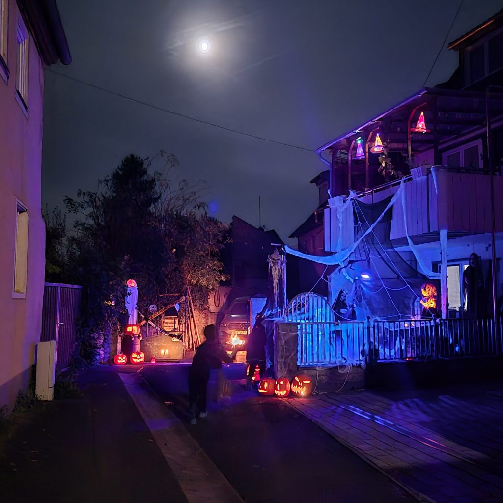 Zwei gruselig geschmückte Vorgärten zu Halloween