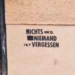 Ein Spruch auf einer Hausfassade: "Nichts und Niemand sind vergessen"