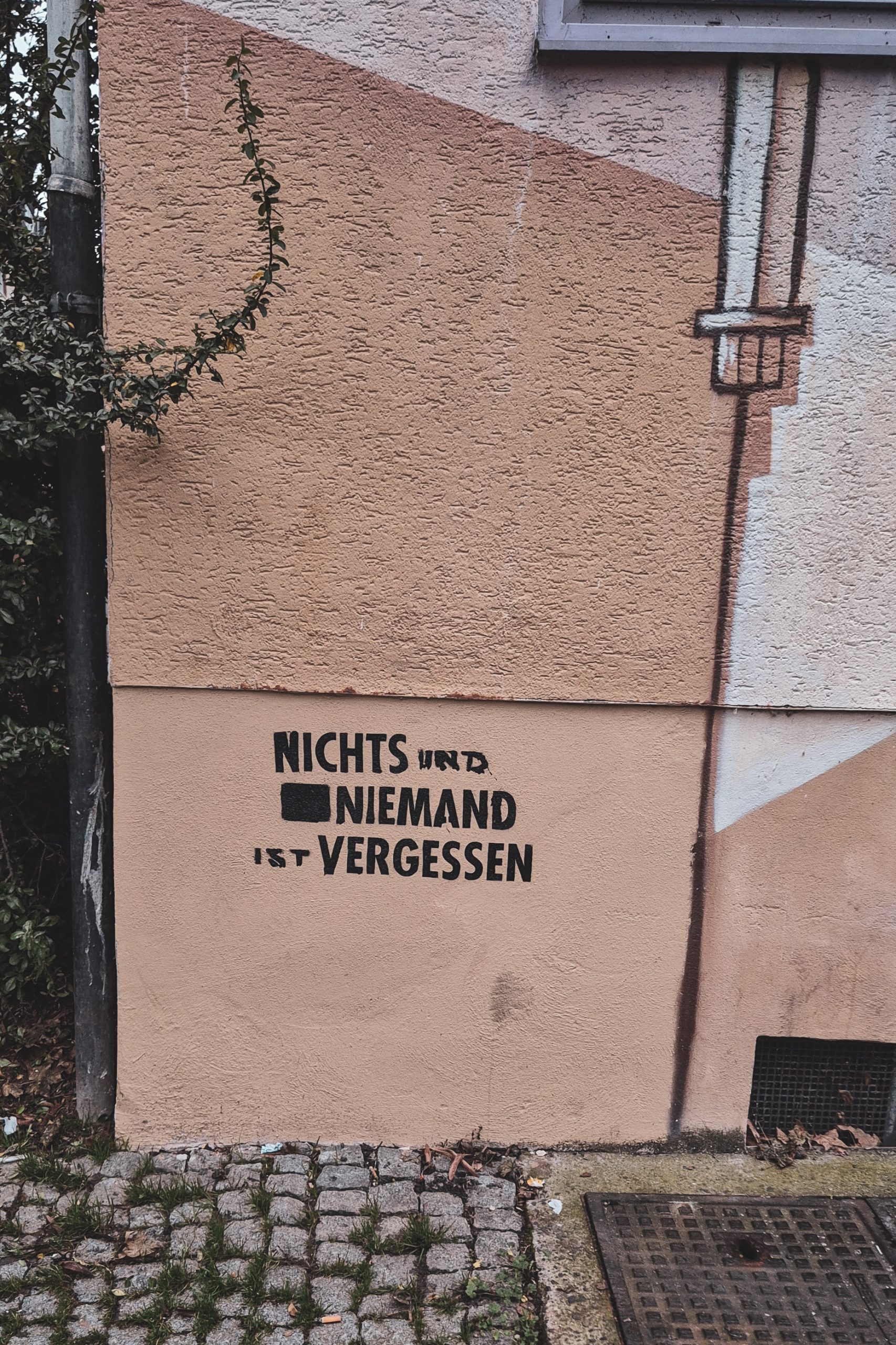 Ein Spruch auf einer Hausfassade: "Nichts und Niemand sind vergessen"