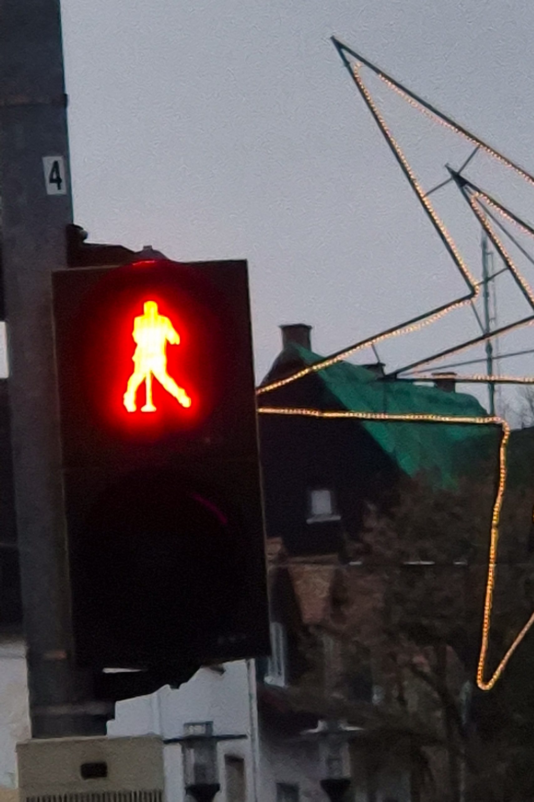 Eine Ampel auf der Elvis abgebildet ist.