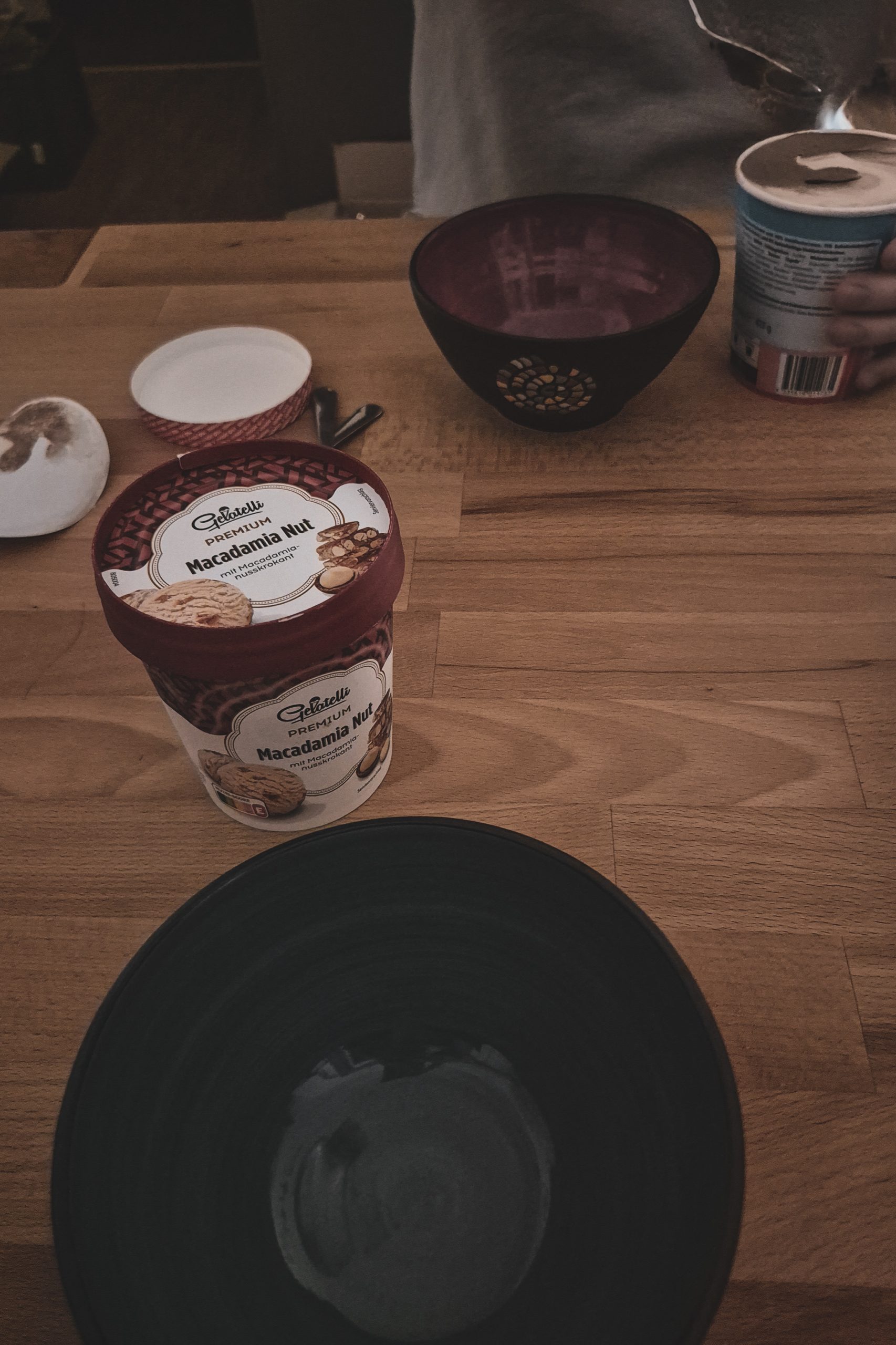 Zwei Schüsseln und Eispackungen.