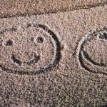 Zwei Smileys im Schnee