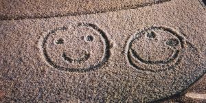 Zwei Smileys im Schnee