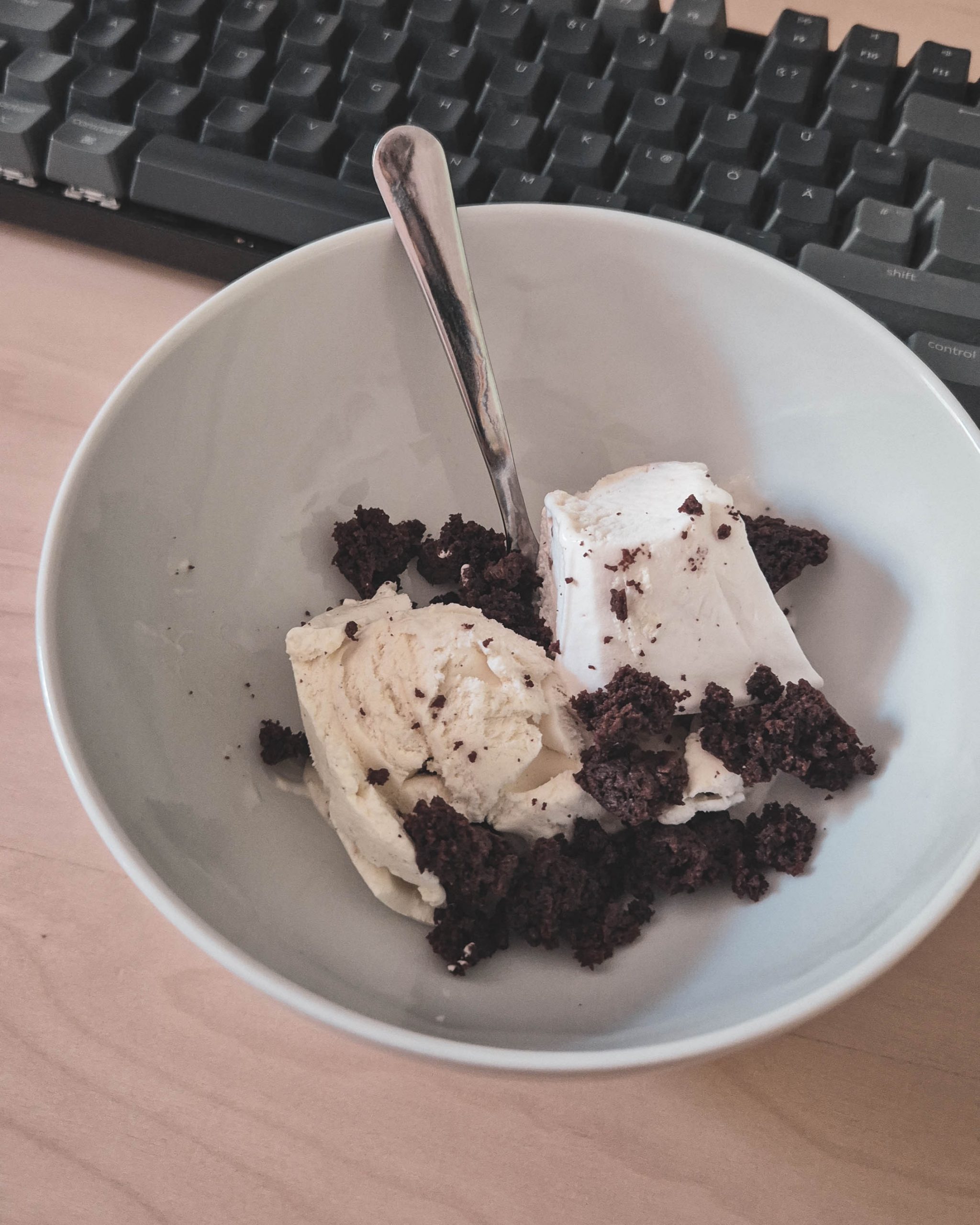 Eis mit Cookie-Brösel