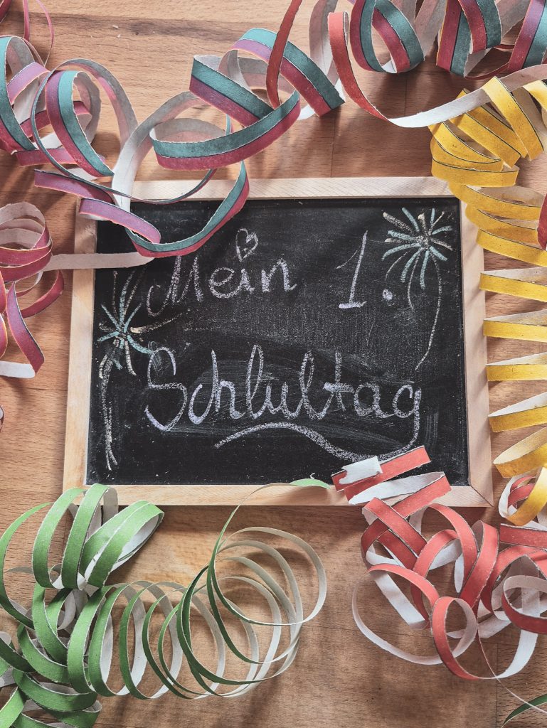 Tafel mit der Aufschrift: 1. Schultag