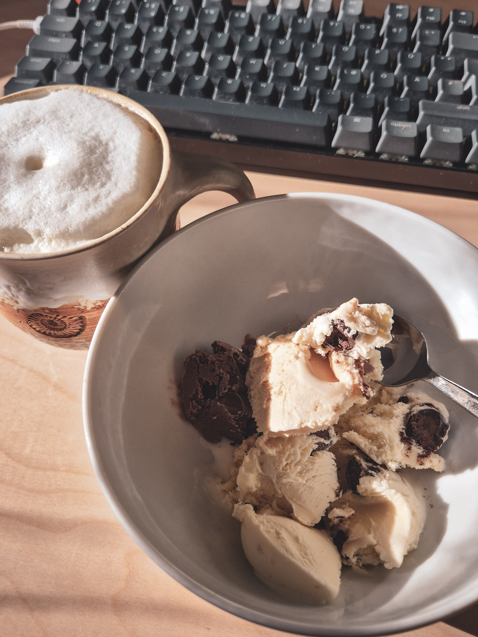 Eis und Kaffee am Schreibtisch